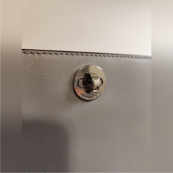 Michael Kors gray turn lock crossbody bag like new pebbles leather - Picture 8 of 14